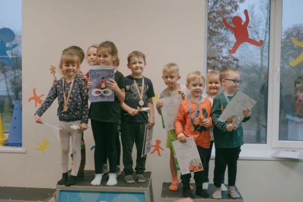 Vaiku-sportas-Uzsiemimai-vaikams-Bureliai-Vilniuje-Strakaliukas-vaiku-sporto-centras-600x400